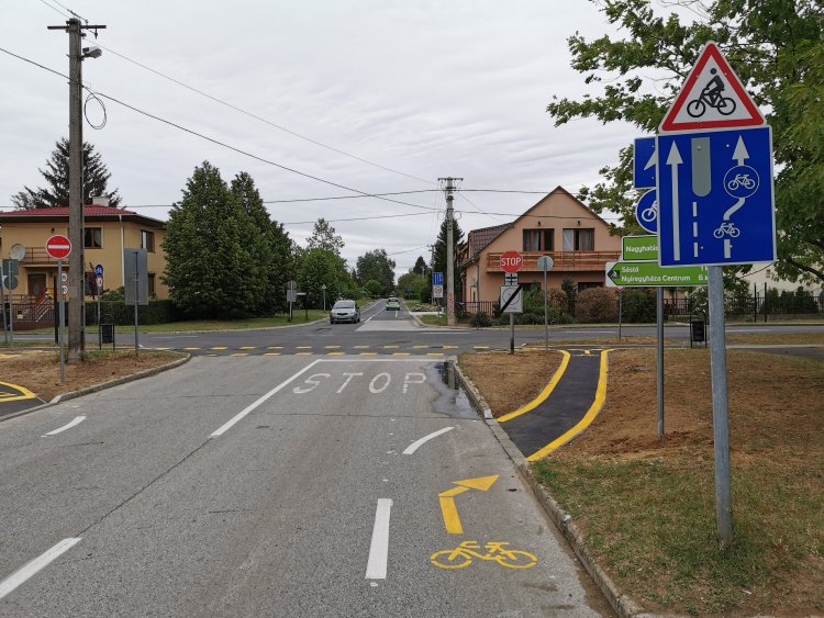 Kerékpárút a Fürdő utcán  - Sebességkorlátozó táblákat is kihelyeztek