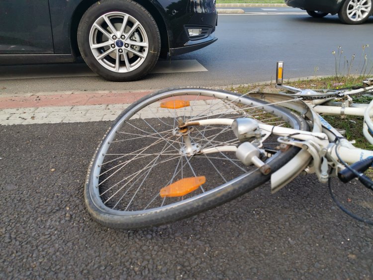 Kerékpáros és autó ütközött a Törzs utcán - Mindketten hibáztak