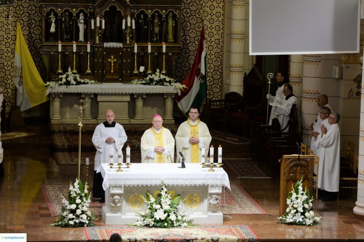 Képeken az Úrnapi ünnepi szentmise a Magyarok Nagyasszonya-társszékesegyházban