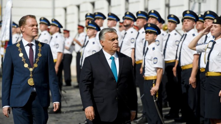 Orbán Viktor: Magyarországon sosem fogják magukra hagyni az egyenruhásokat