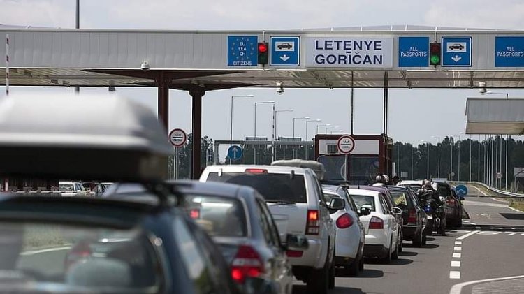 Három órás a kocsisor Horvátország irányába - A belépők kötelező regisztrációját végzik