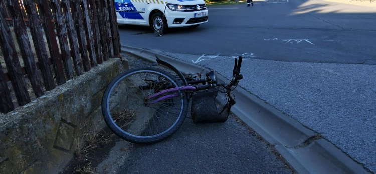 Kerékpárost vittek kórházba Újfehértón - Egy autóval ütközött