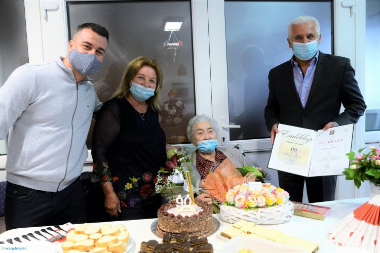 A 90 esztendős Gerhard Andrásnét ünnepelték Nyíregyházán                                 