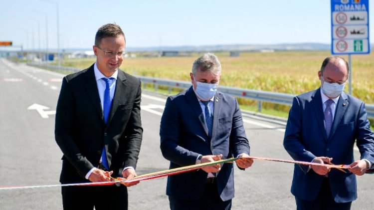 Átadták a Magyarország és Románia közötti második autópálya-határátkelőhelyet
