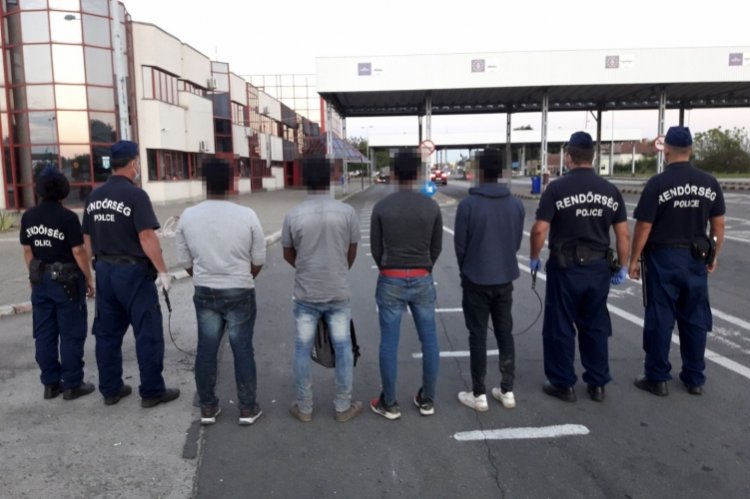 Átadták a rendőrök a Srí Lanka-i határsértőket a román határőrizeti szerv munkatársainak