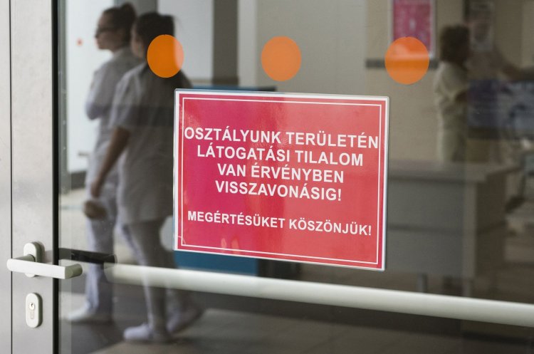 Teljes körű látogatási tilalmat rendelt el a kórházakban az országos tisztifőorvos