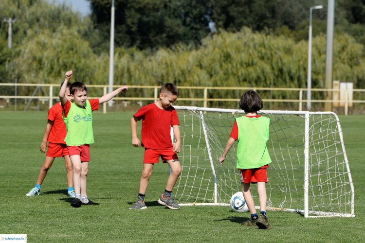 Szerződéskötés - Két nyíregyházi iskolában is rendszeresen tartanak fociedzéseket 