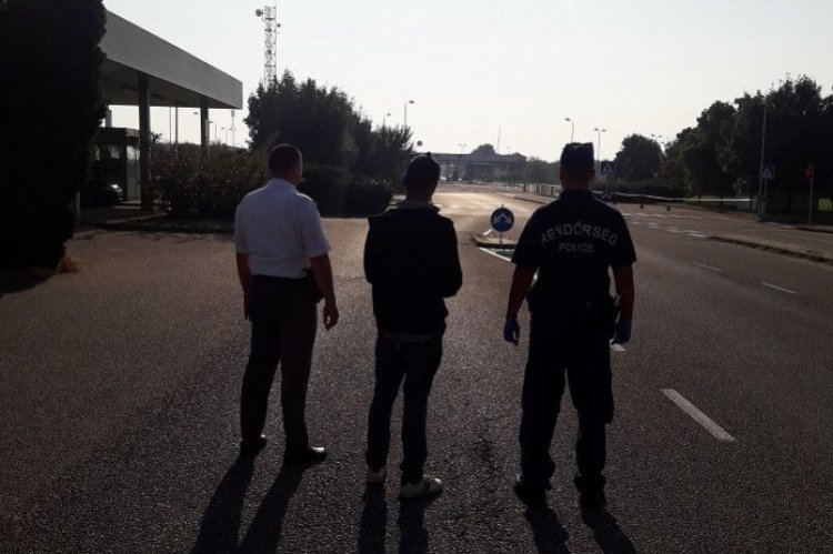 Átadták a rendőrök a Csengernél elfogott afgán határsértőt a román határőrizeti szerveknek