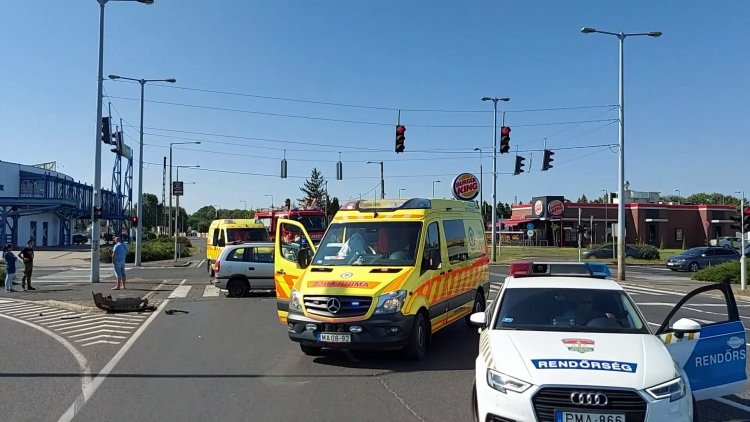 Három személyt szállítottak kórházba a Pazonyi úton történt balesetből
