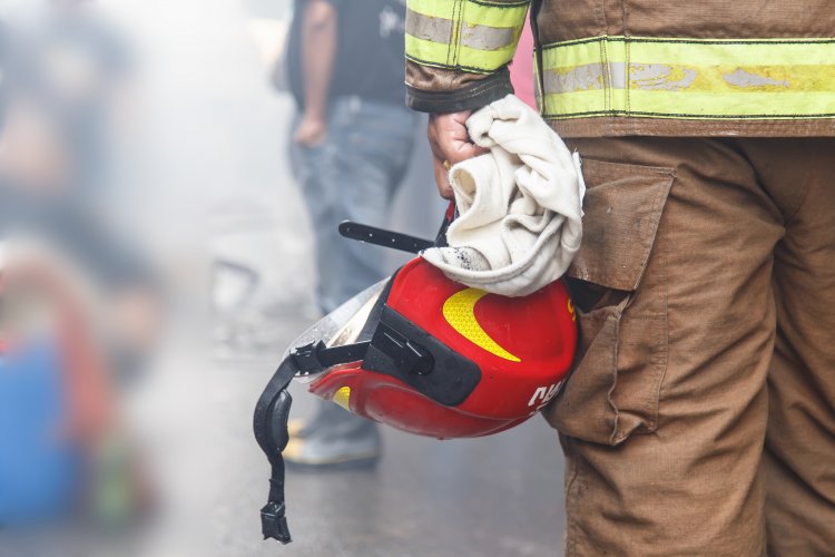 Égő személygépkocsi miatt riasztották a tűzoltókat, egy holttestet találtak az autóban