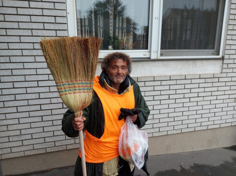 Sanyi 25 éve hajléktalan, a rend a mindene - Hétfőtől vasárnapig az utcákat takarítja