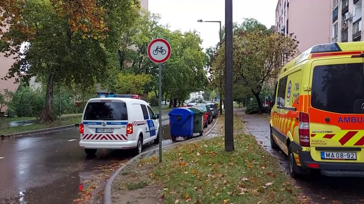 Elütött egy gyalogost egy autó a Vasvári Pál utcán, a rendőrség vizsgálja a körülményeket