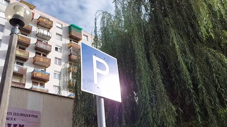 Mozgáskorlátozott-parkolót jelöltek ki az Ungvár sétány 25. számnál