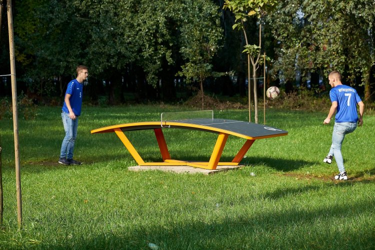 Teq One asztal a játszótereken – Magyar fejlesztésű sporteszközök Nyíregyházán