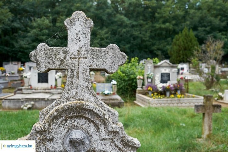 Ünnepi nyitvatartás a temetőben – Közeleg mindenszentek ünnepe, illetve halottak napja