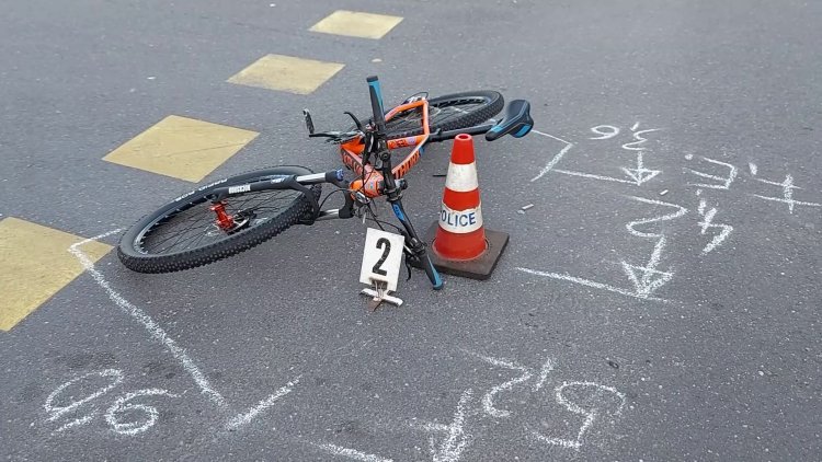 Kerékpáros baleset történt a Kosbor utcán, a sérült férfit kórházba szállították