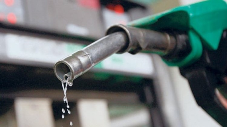Most érdemes tankolni – Több mint két százalékkal csökkent a kőolaj ára hétfőn reggel