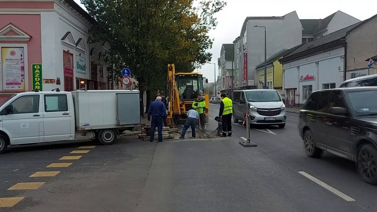 Forgalomkorlátozás: távhővezetéket javítanak a Nyírtávhő munkatársai a Rákóczi utcánál