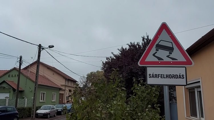 Sárfelhordás KRESZ-tábla figyelmezteti az autósokat a Derkovits utcán