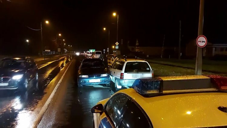 Két személyautó ütközött hétfőn este a Pazonyi úton             