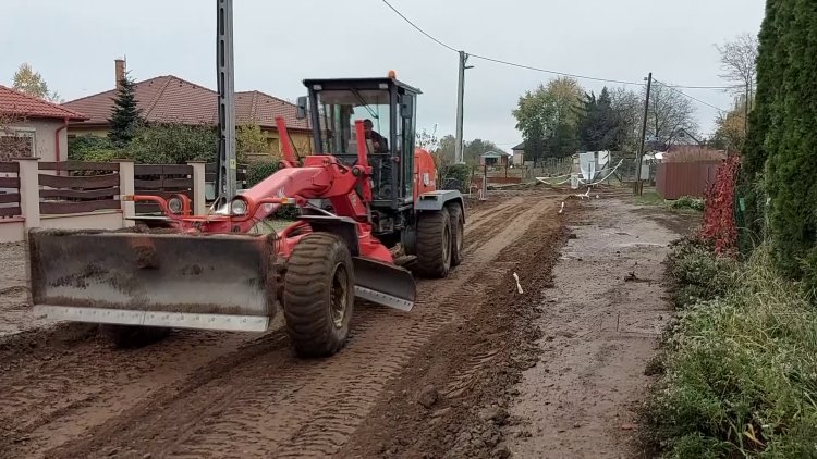 Megkezdődött az útszakasz kiépítése Oroson, a Felhő utcán       