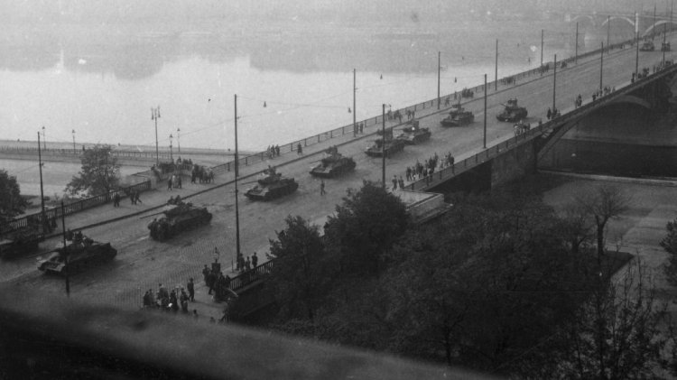 Nemzeti gyásznap: 64 esztendeje indultak meg a tankok Budapest ellen