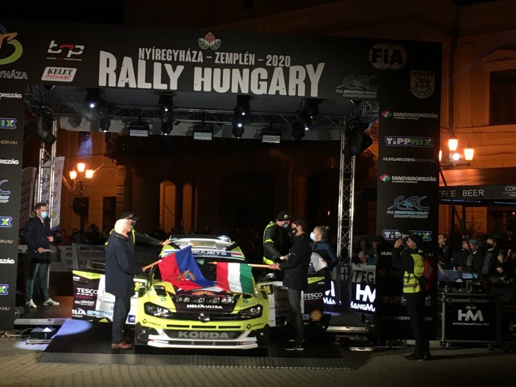 Folyamatosan haladnak át a dobogón a versenyautók! Elstartolt a II. Rally Hungary! 