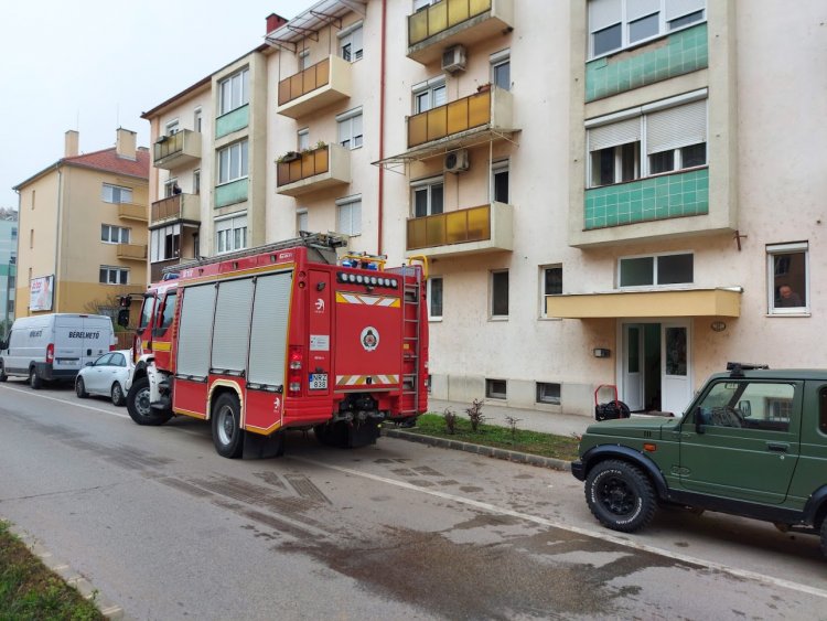 Tűzesethez riasztották a hatóságokat vasárnap délelőtt az Arany János utcára