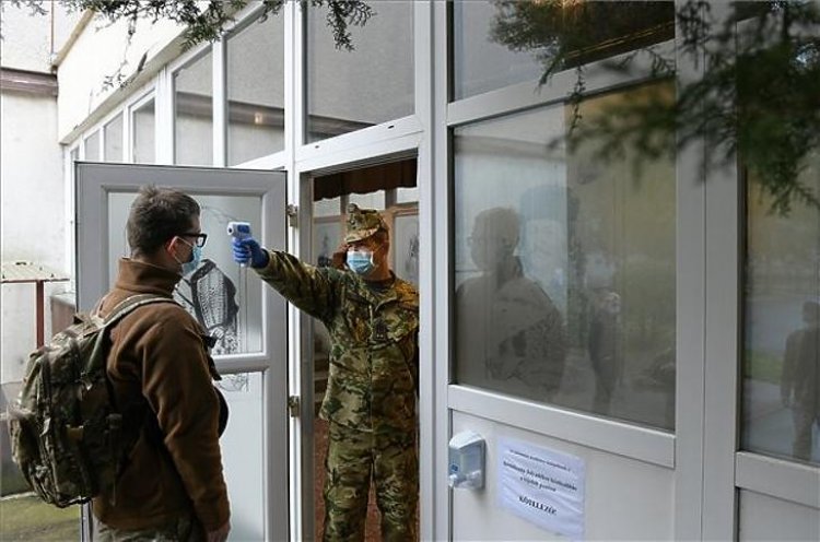 Hétfőtől 93 kórházban lesznek ott a katonák, a járvány elleni védekezést segítik