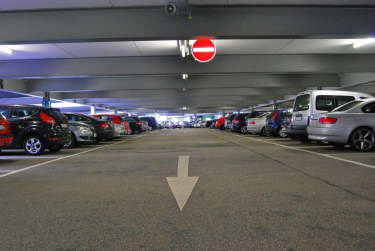Kormányszóvivő: hétfő estétől ingyenes a parkolóházak éjszakai használata