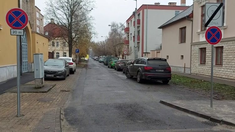 Változik a parkolás rendje a Malom utcán, nyitott kerékpársávot alakítanak ki
