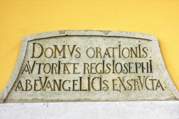 A város első emlékjele: az evangélikus nagytemplom kronosztikonos emléktáblája
