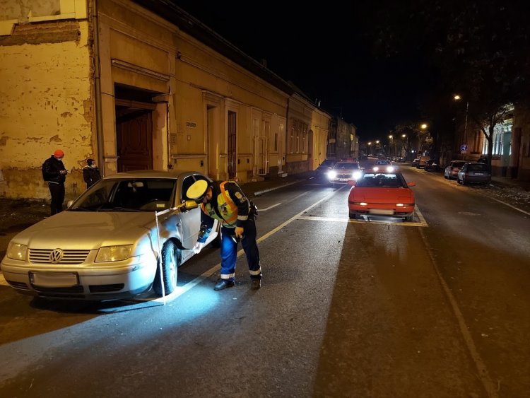 Szabálytalan sávváltás miatt ütközött össze két autó kedd este a Bocskai utcán