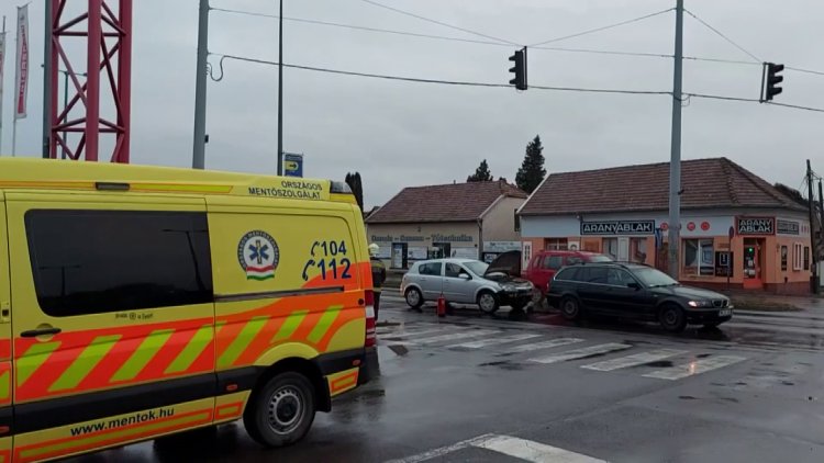 Ráfutásos baleset történt a László utcán, a karambolt okozó sofőr megsérült