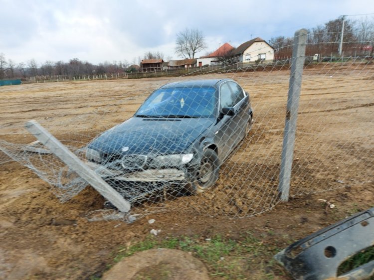 Elvesztette uralmát járműve felett egy sofőr a Tiszavasvári úton, felborult