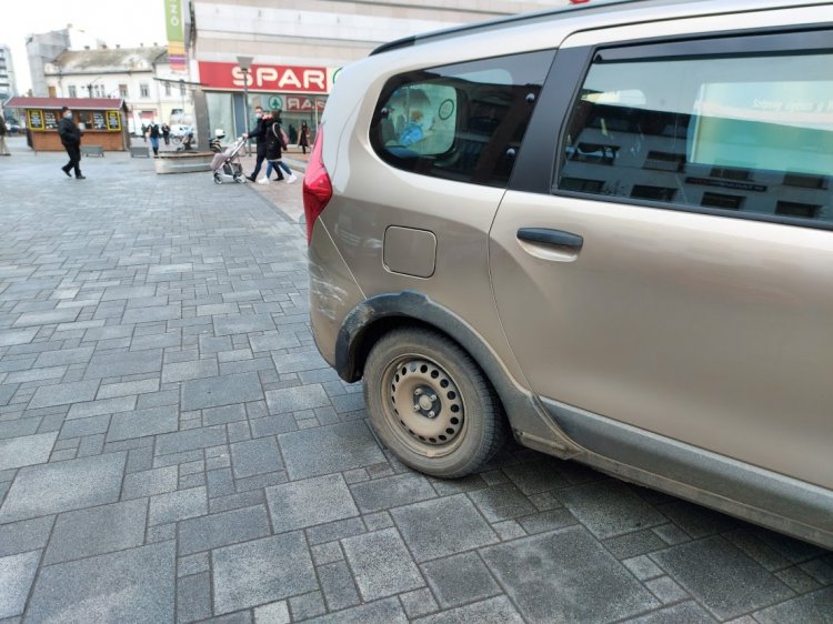 Szabálytalanul parkoló járműbe ütközött egy autó Nyíregyháza belvárosában