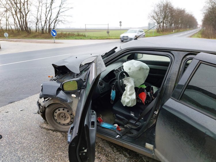 Figyelmen kívül hagyta a STOP-táblát, balesetet okozott a Kemecsei úton egy sofőr