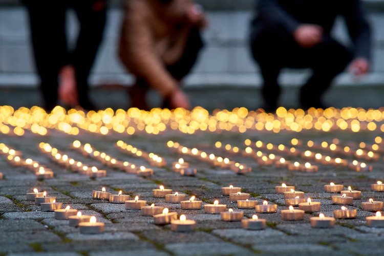 Ezer mécses égett a koronavírus áldozatainak emlékére Nyíregyházán