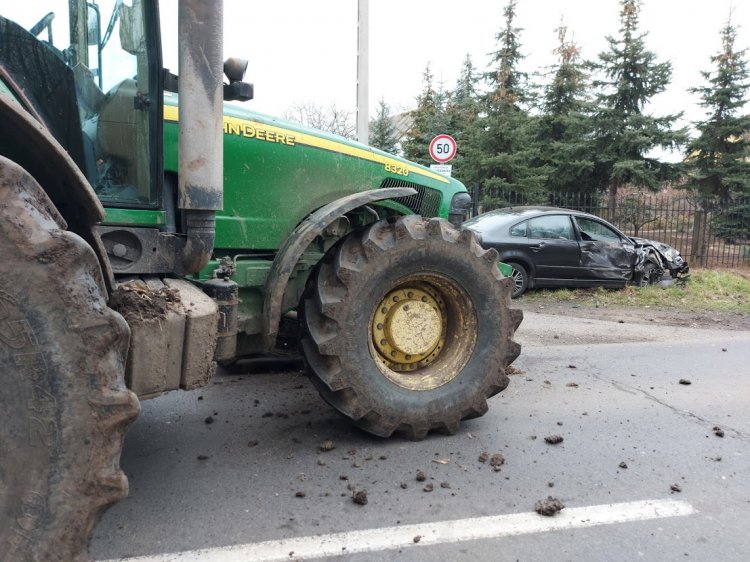 Traktorral ütközött egy személyautó Nagyszállásnál, a kár milliós
