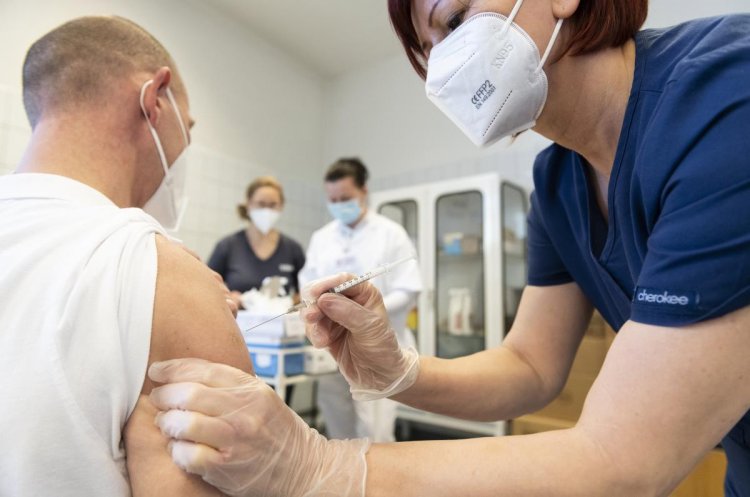 Már közel két és félezer egészségügyi dolgozó kapta meg a védőoltást