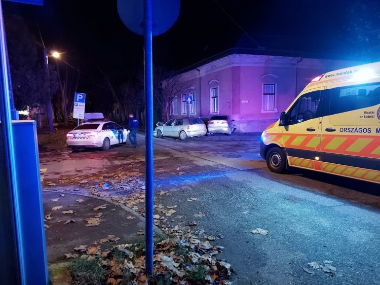 Súlyos baleset történt a Kiss Ernő utcán, a vétlen jármű egy ház oldalába csapódott