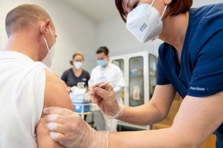 Az egészségügyi dolgozók újabb körét hívják védőoltásra               