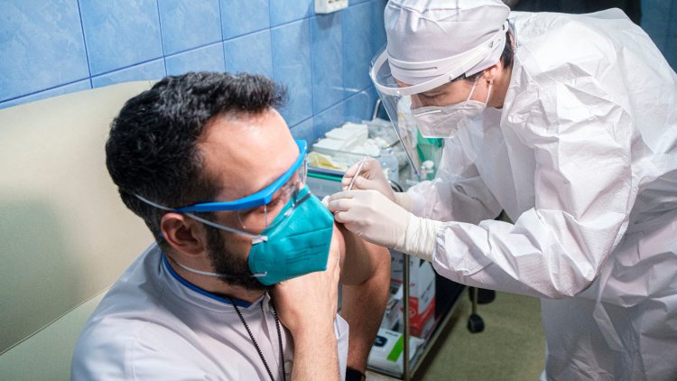 Már 15 ezer magyart oltottak be a koronavírus elleni vakcinával