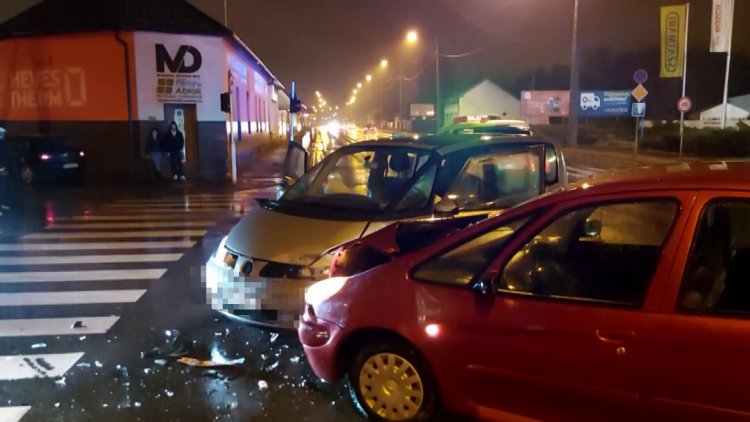 Ketten is megsérültek a 4-es főútvonal Család utcai csomópontjában történt balesetben