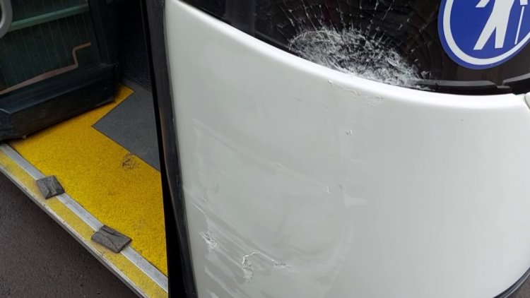 Rányitotta az ajtót egy parkoló autó egy Bocskai utcán közlekedő buszra