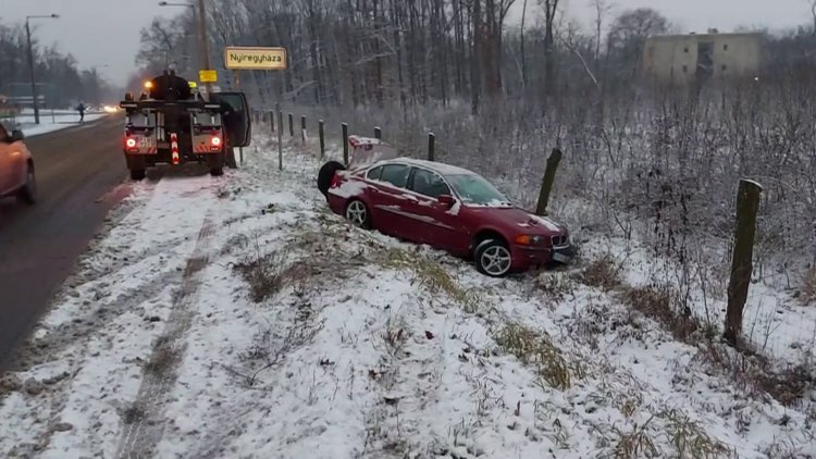 Megcsúszott a havas úton és kerítésnek, majd fának ütközött egy autó Sóstón