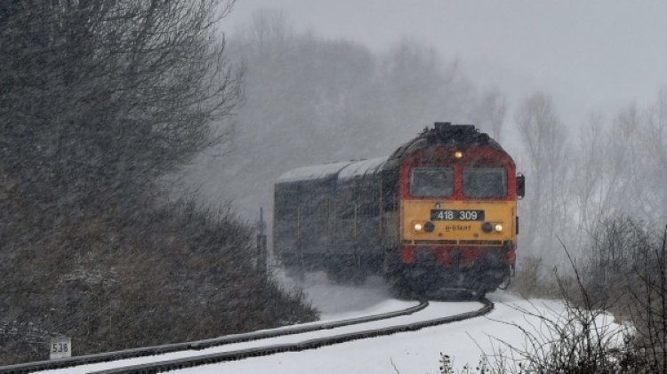 Több vonat nem jár, nőtt a buszok menetideje a havazás miatt