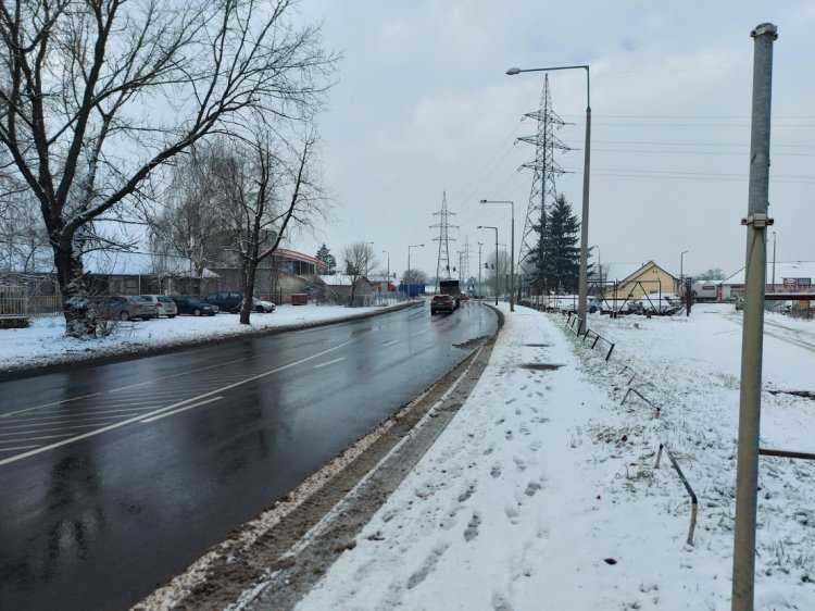 Eltűnt egy besorolást jelző közúti KRESZ-tábla a Tünde utcáról