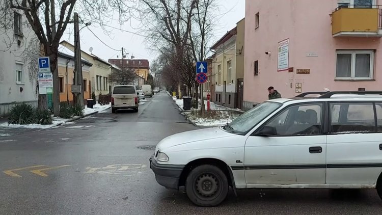 Személyautó és kisbusz ütközött az Arany János utca és Deák Ferenc utca kereszteződésében 