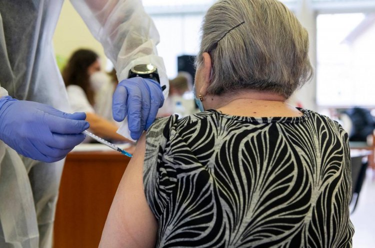 Hétvégén újabb idősotthonokban folytatódik a védőoltások beadása